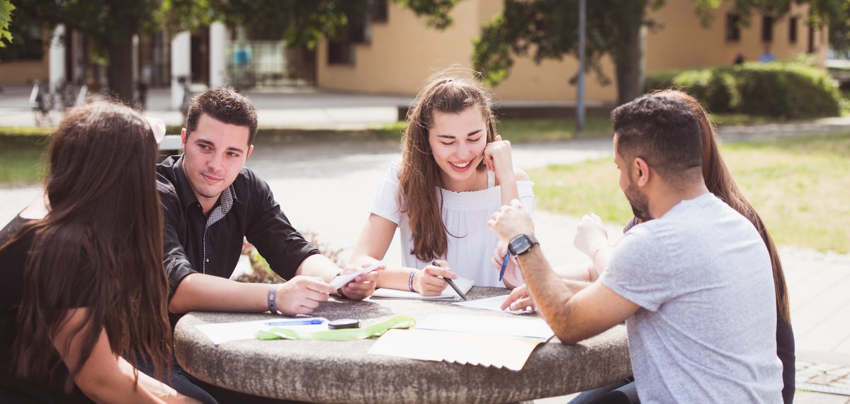 Studierende unterhalten sich über ihr Studium