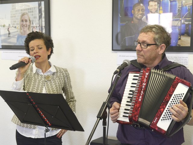 Musikalische Begrüßung durch Dr. Bruna Leuner, Gesang, und Ralf Schuster am Akkordeon.