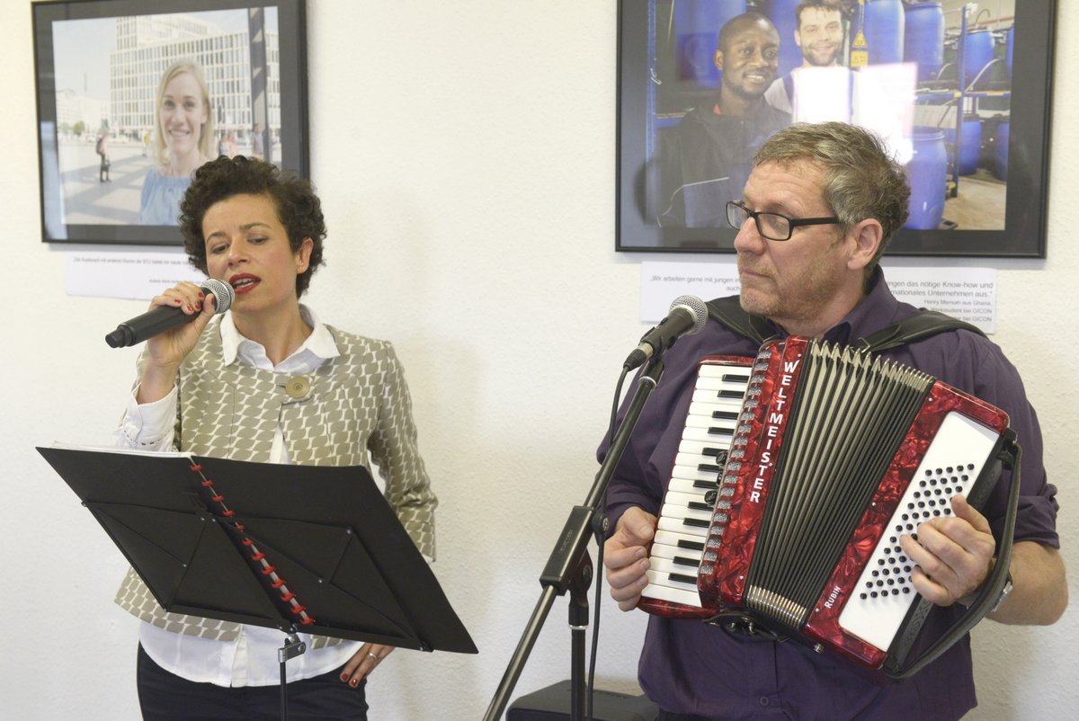 Musikalische Begrüßung durch Dr. Bruna Leuner, Gesang, und Ralf Schuster am Akkordeon.