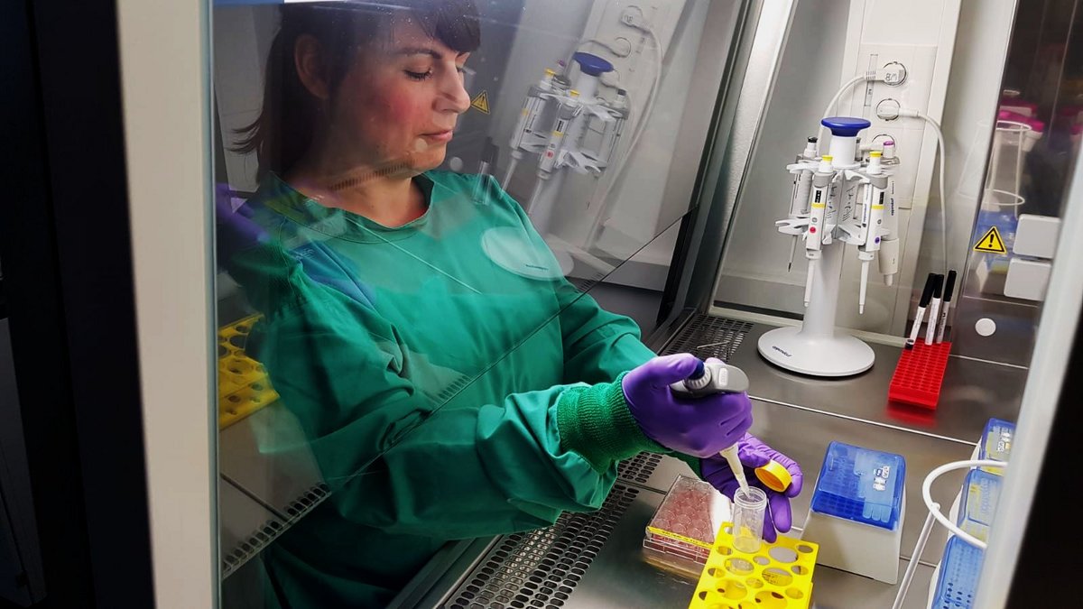 Alumna Mandy Hannemann im Sicherheitslabor bei Octapharma Biopharmaceuticals GmbH in Berlin