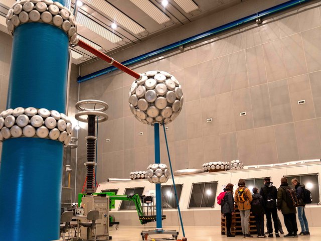 Jugendliche in der Hochspannungshalle am Zentralcampus Cottbus der BTU.