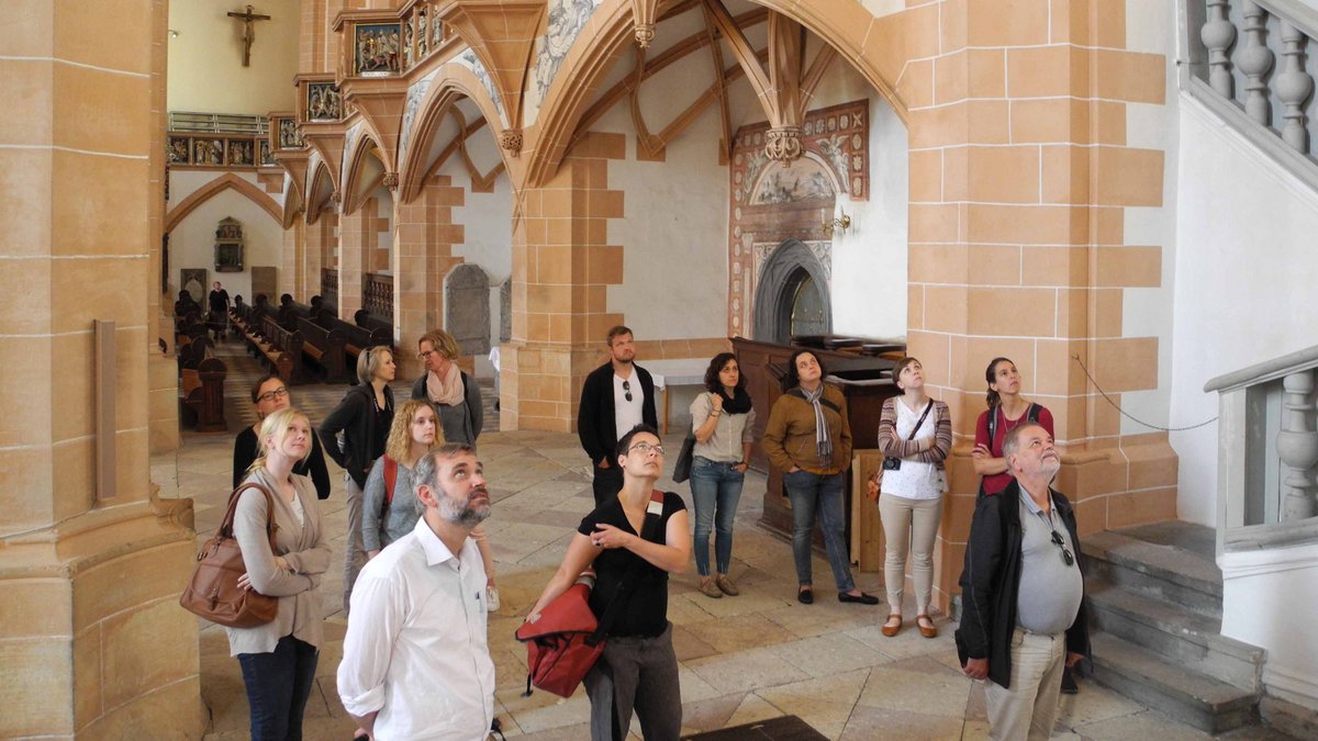 Gruppe von Menschen in Kirche schauen nach oben