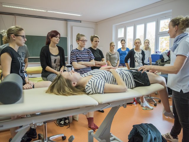 Den Studierenden stehen an der BTU moderne Lehr- und Übungsräume zur Verfügung: Hier erhalten Studierende im neuen Liegenraum wichtige Hinweise zum Thema Krankengymnastik