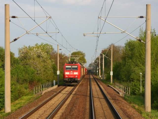 E-Lok auf dem Gleis.