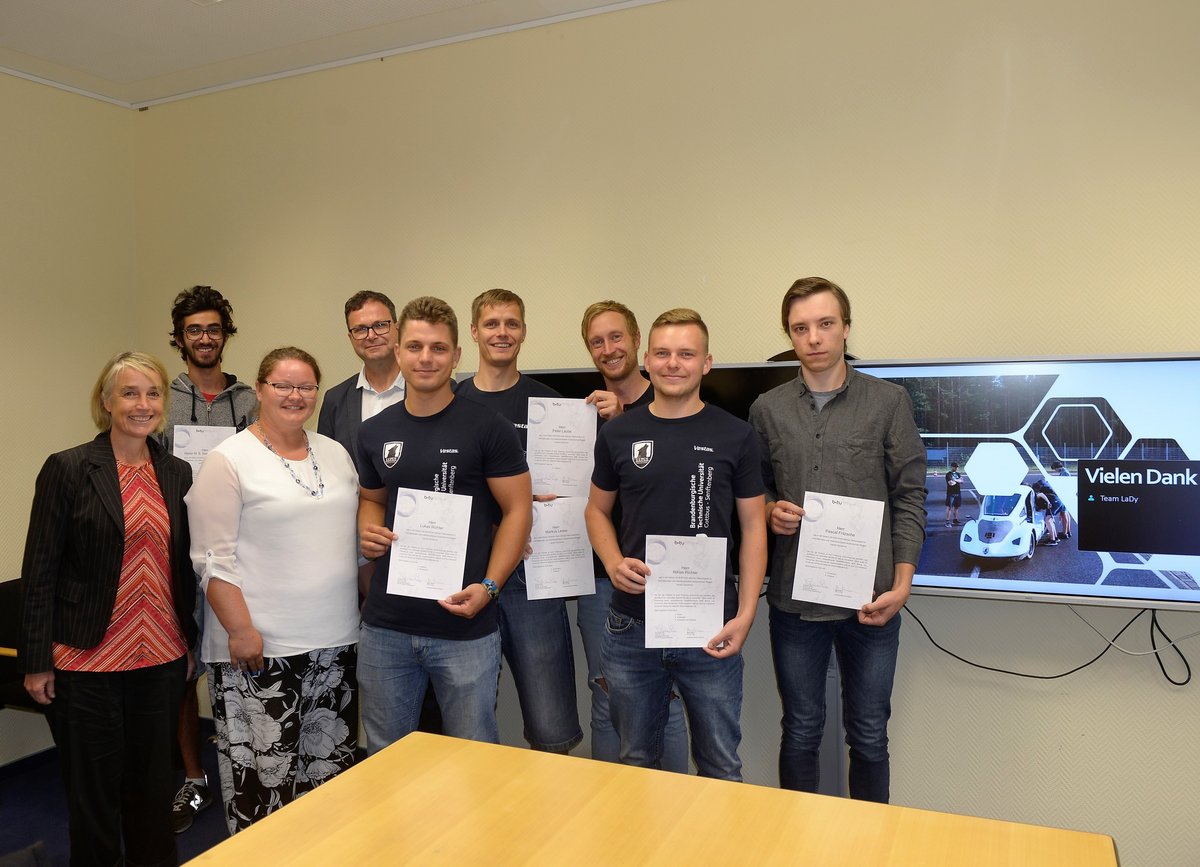 Gruppenfote: Die amtierenden BTU-Präsienten Prof. Dr. Christiane Hipp (li.), Christin Fauslstich und Prof. Dr. Sylvio Simon (3. u. 4. v. li.) mit Studierenden vom Team Lausitz Dynamics, die ihrer Anerkennungsurkunden präsentieren.