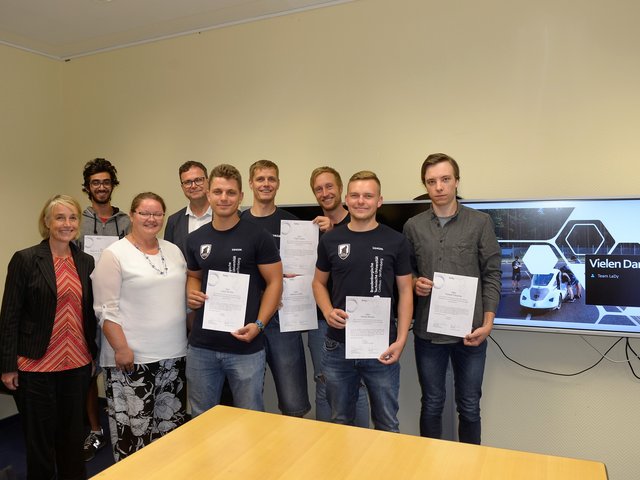 Gruppenfote: Die amtierenden BTU-Präsienten Prof. Dr. Christiane Hipp (li.), Christin Fauslstich und Prof. Dr. Sylvio Simon (3. u. 4. v. li.) mit Studierenden vom Team Lausitz Dynamics, die ihrer Anerkennungsurkunden präsentieren.