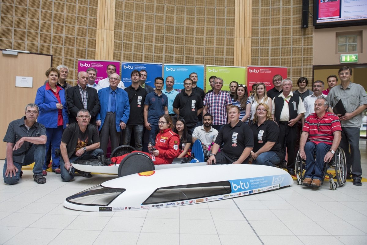 Das studentische Team Lausitz Dynamics, Unterstützer und internationale Gäste mit dem neuen Fahrzeug - dem Energiesparmobil LaDy H2.