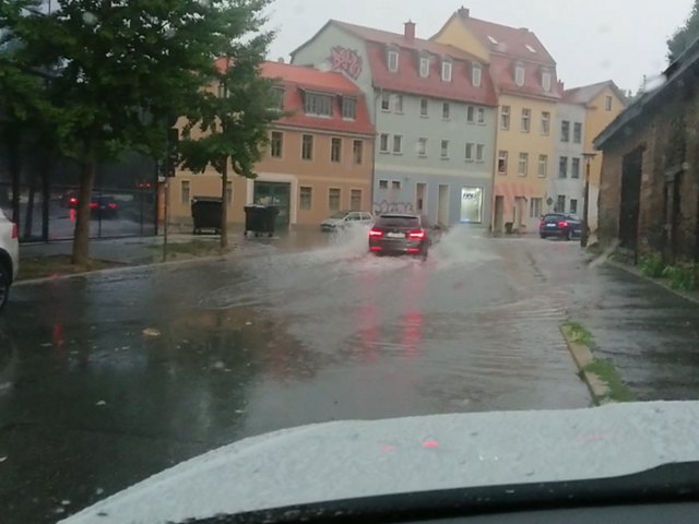 Druckbehafteter Ausfluss aus einem Straßeneinlauf