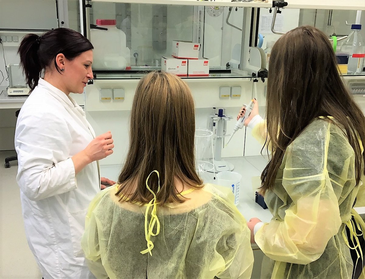 Ingenieurin Jenny Scholka (links) beim Experimentieren mit zwei Schülerinnen im Labor.