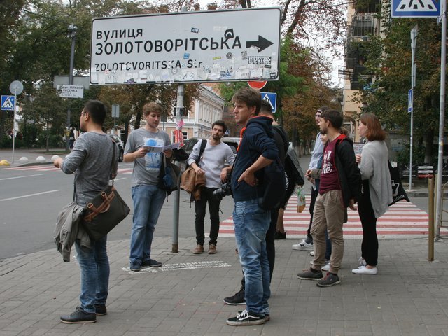 Masterstudierende stehen auf der Straße einer ukrainischen Stadt