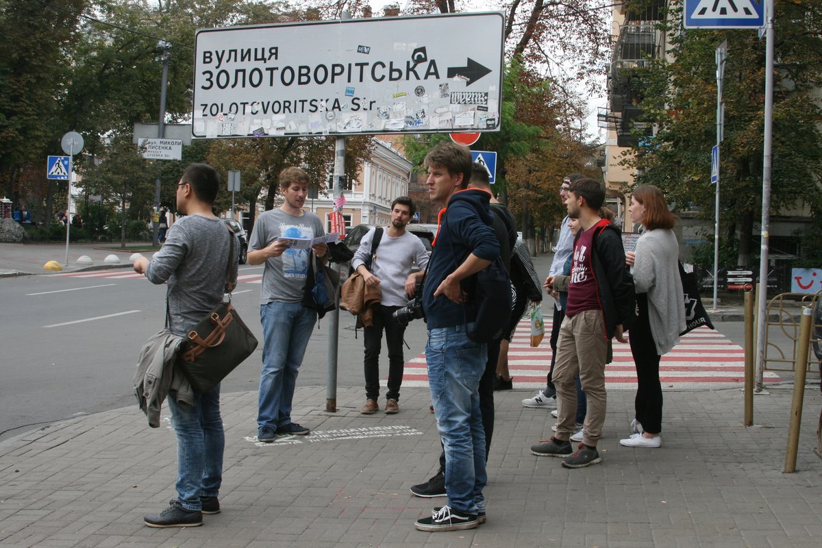 Masterstudierende stehen auf der Straße einer ukrainischen Stadt