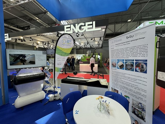 Messestand von SpreeTec neXt und dem Fachgebiet Polymerbasierter Leichtbau auf der PLASTPOL 2024