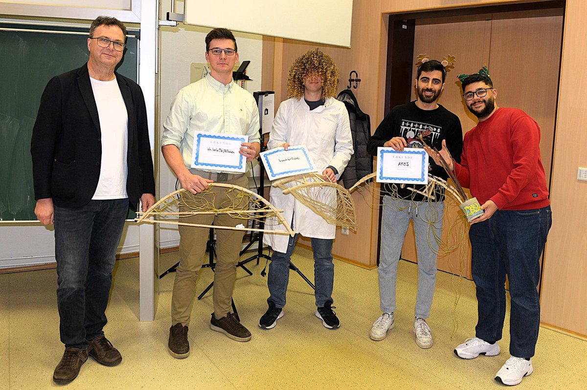 Prof. Dr Sylvio Simon (left) with the winners of the Lusatian Bridge Construction Competition 2025.