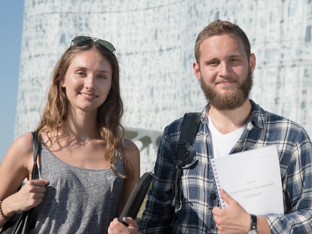 Studierende vor dem IKMZ