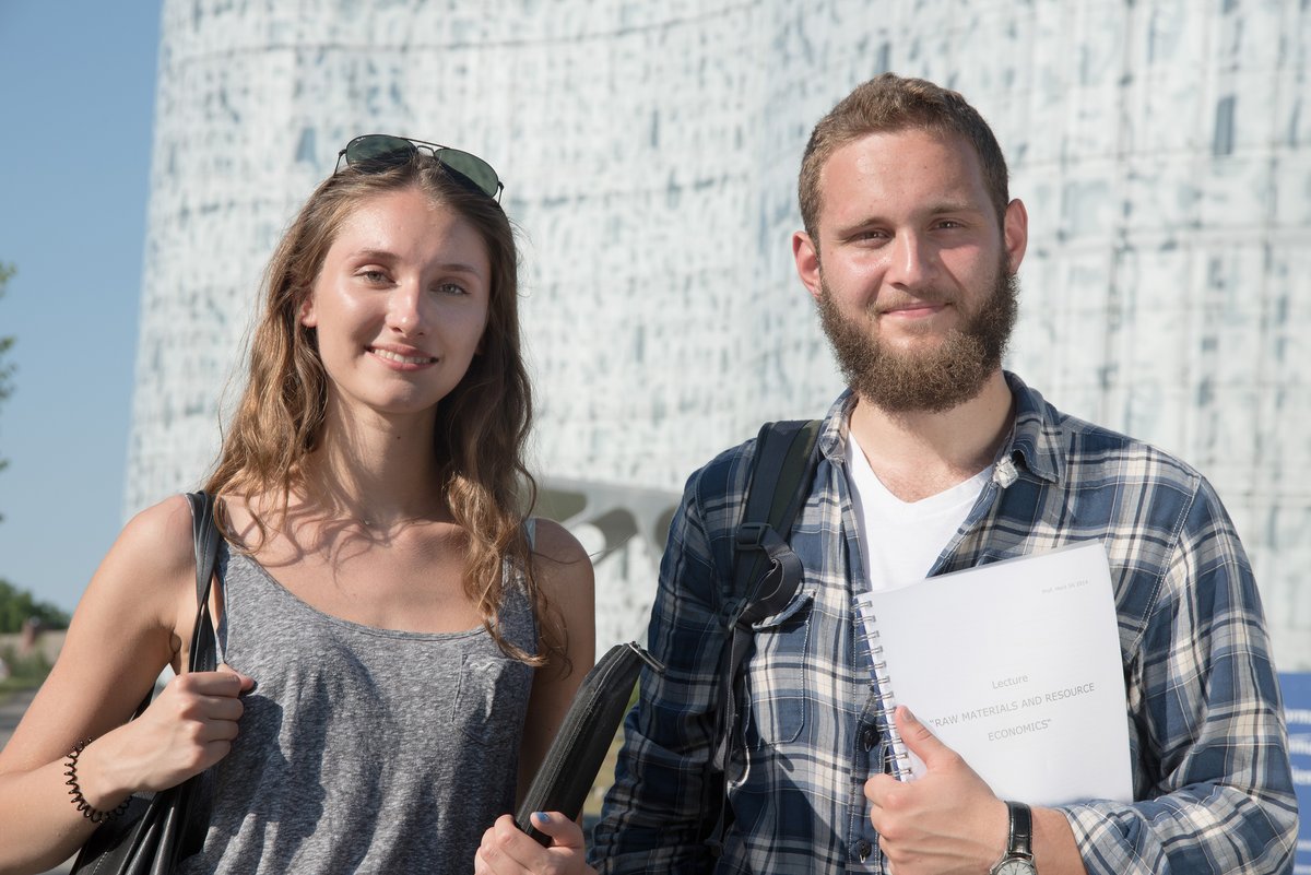 Studierende vor dem IKMZ