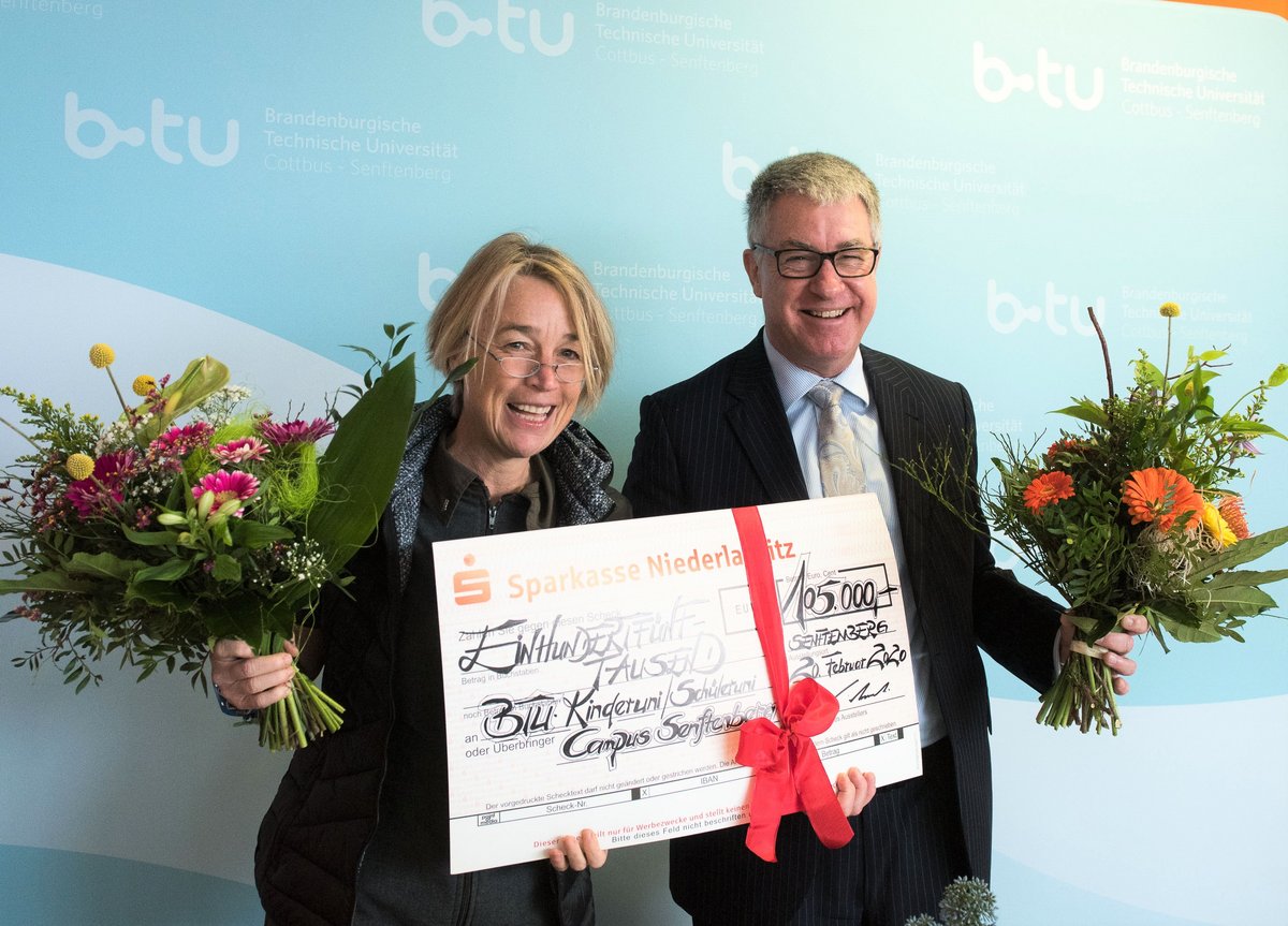 Die amtierende Präsidentin der BTU Prof. Dr. Christiane Hipp und der Vorstandsvorsitzende der Sparkasse Niederlausitz Lothar Piotrowski präsentieren einen symbolischen Scheck über 106.000 Euro..