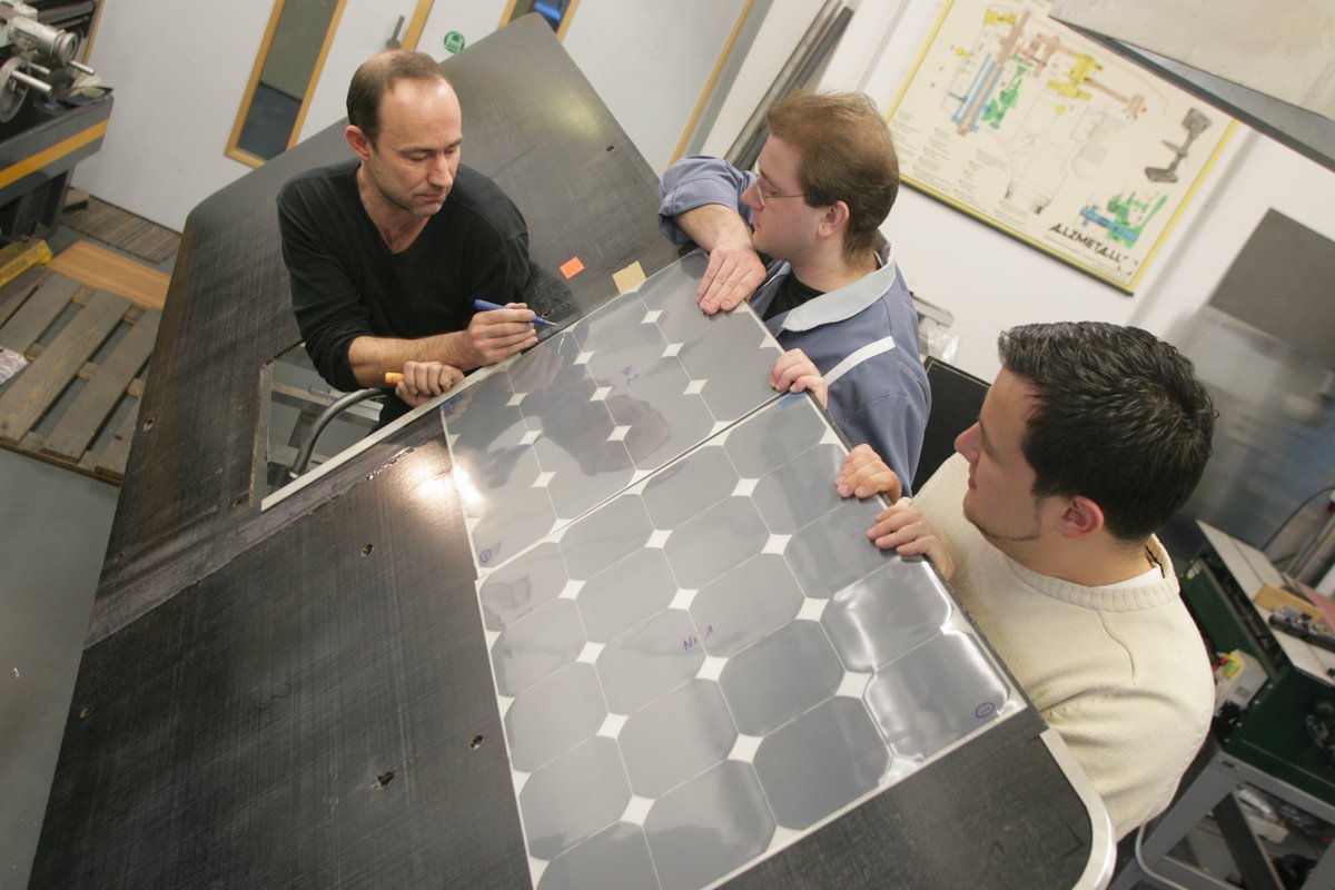 Fertigung von einem Solarmodul, Konstrukteure am SunCatcher