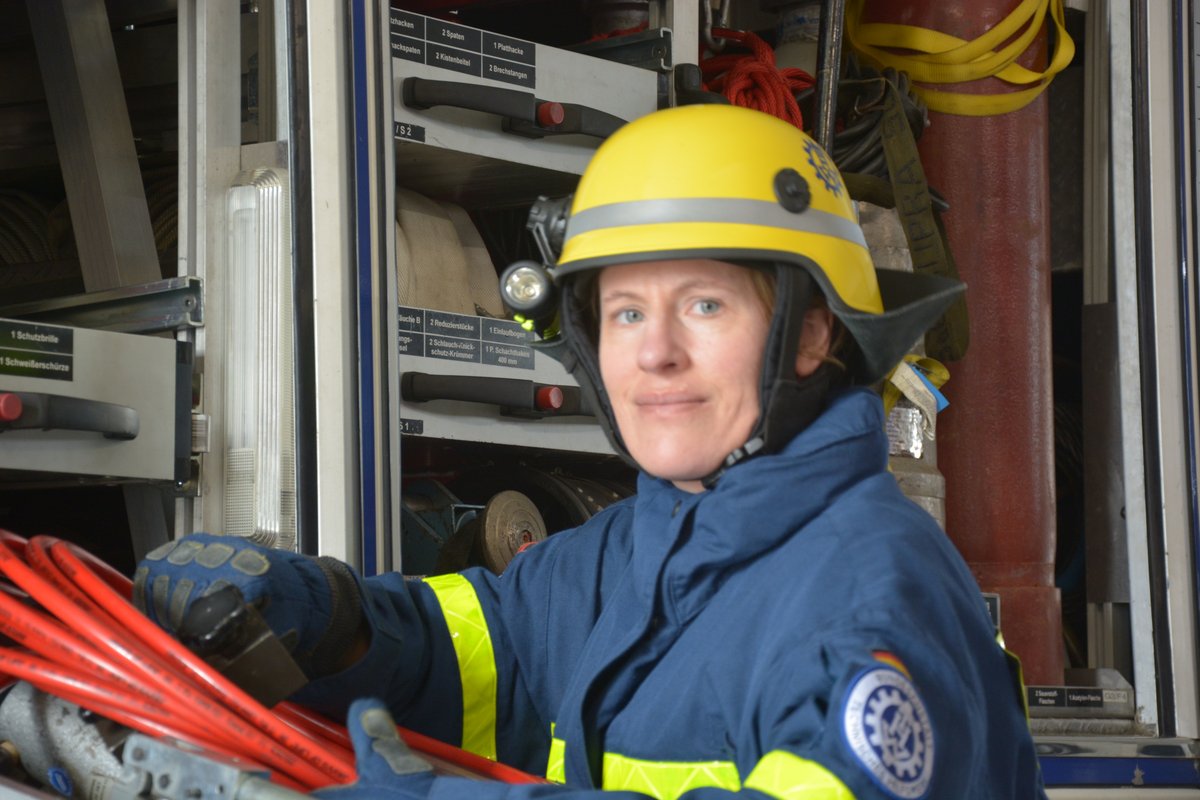 Portrait von Dr. Annika Badorreck am Gerätekraftwagen des THW