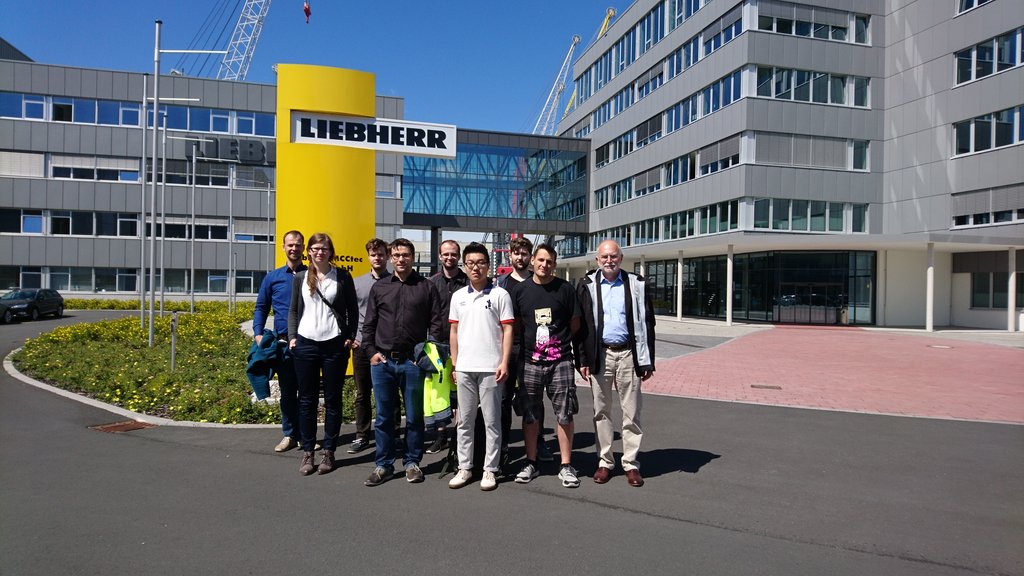 Foto der Exkursionsgruppe vor dem Gebäude der Firma Liebherr
