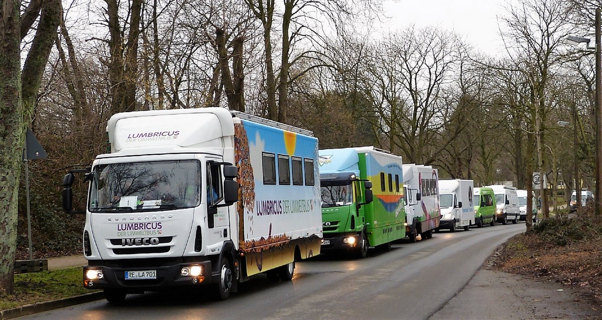 Umweltmobile fahren auf einer Landstraße. Foto: Sabine Reußink, Regierungspräsidium Tübingen.