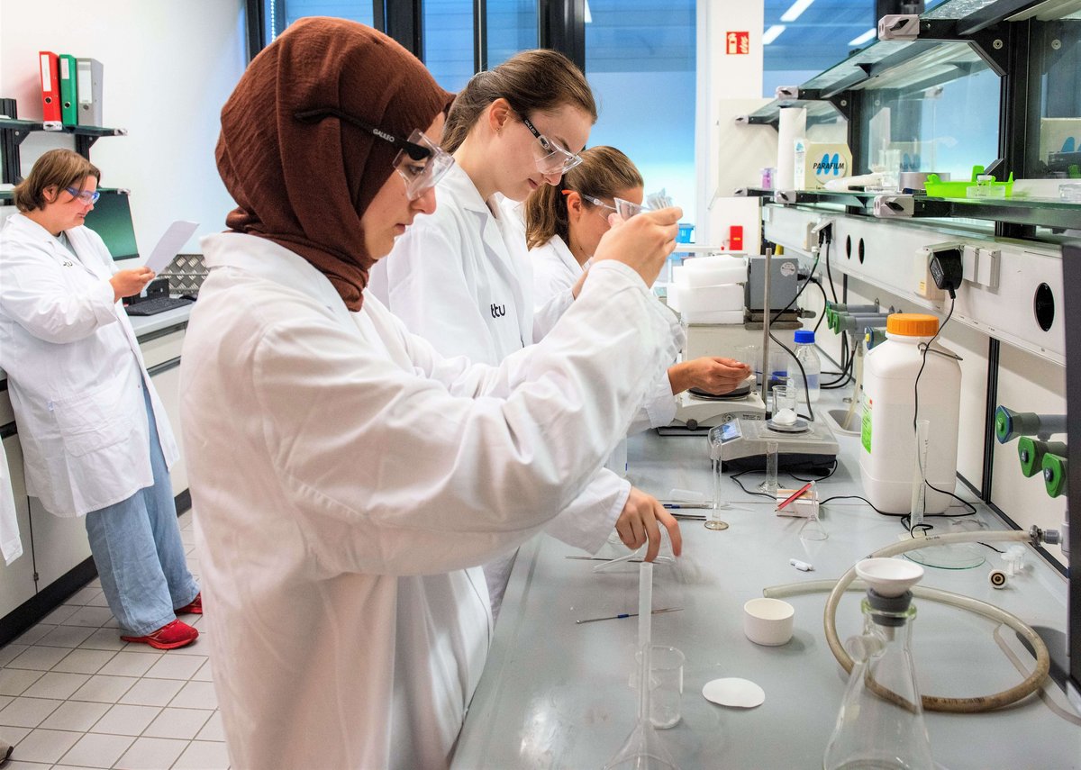 Participants in the Materials Chemistry Mint-EC Camp experiment in the lab.