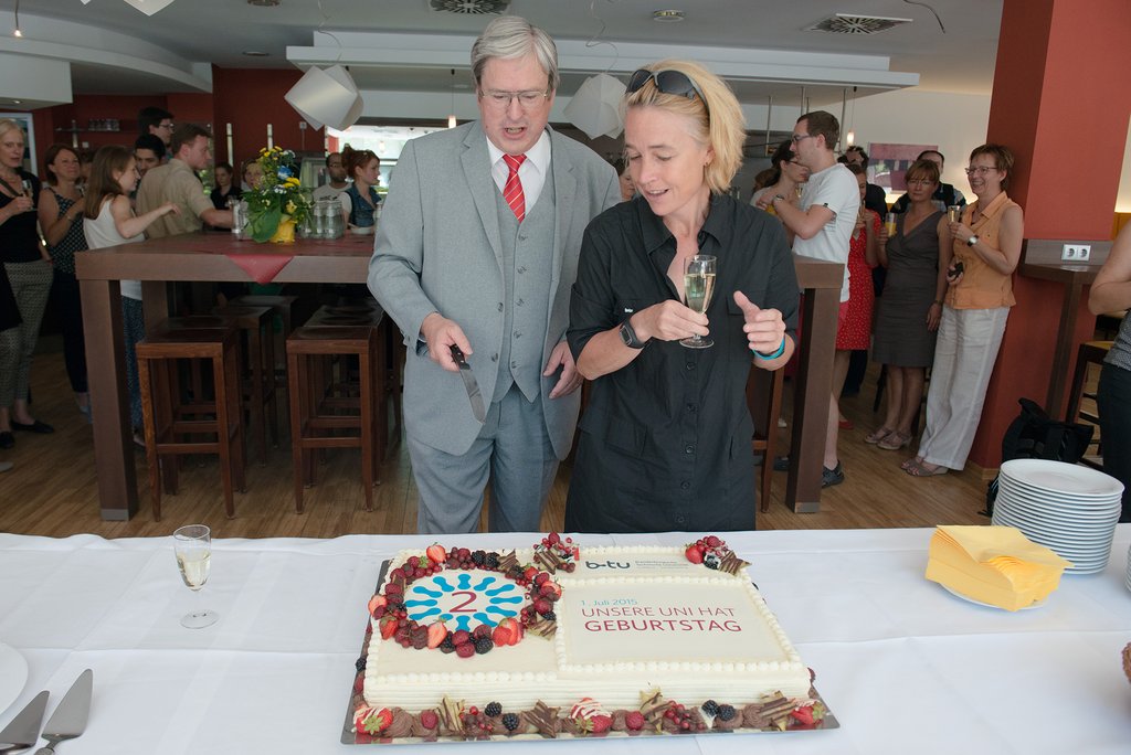 Prof. Steinbach und Prof. Hipp schneiden die Torte zum 2. Geburtstag an