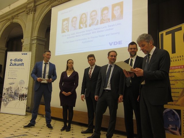 Geehrte Autoren auf dem Podium