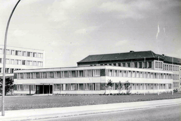 Altes Bibliotheksgebäude vor dem Hauptgebäude