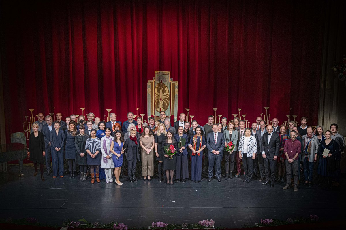 Gruppenbild mir allen Anwesenden Preisträger*innen und Ehrengästen