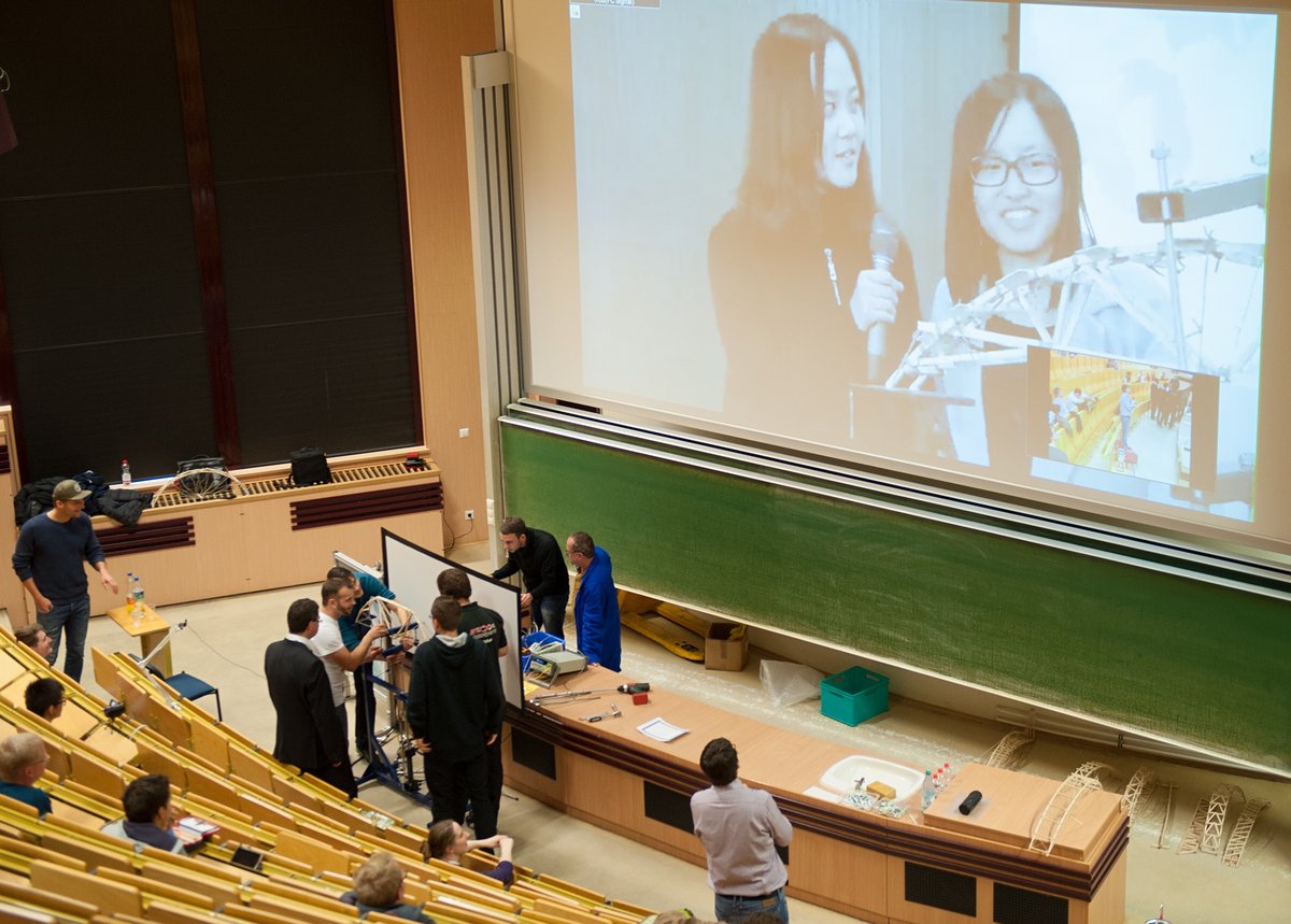 Blick in den großen Hörsaal des Konrad-Zsue-Medienzentrums währen des Internationalen Brückenbauwettbewerbs im Vorjahr.