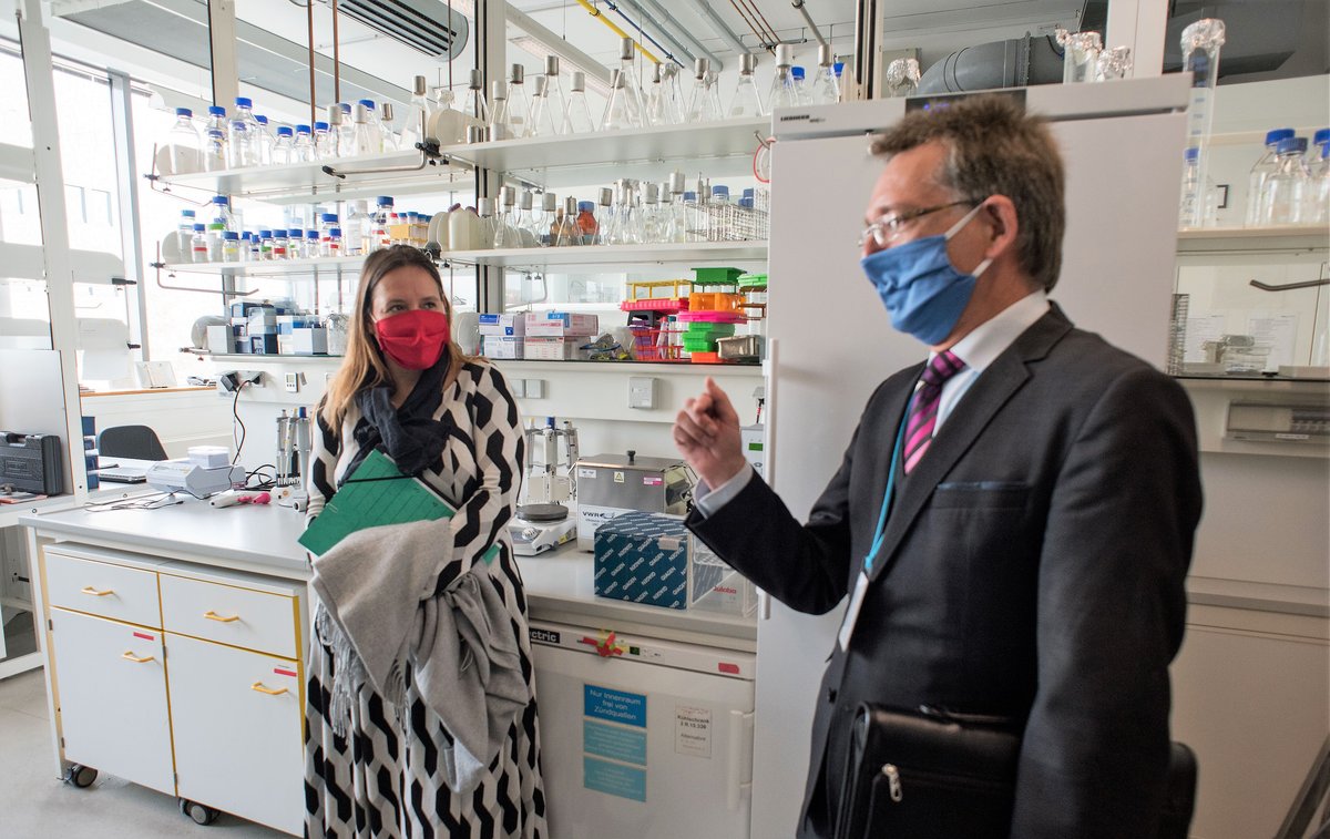 Ministerin Dr. Manja Schüle im Gespräch mit Prof. Dr. Jan Heiner-Küpper.