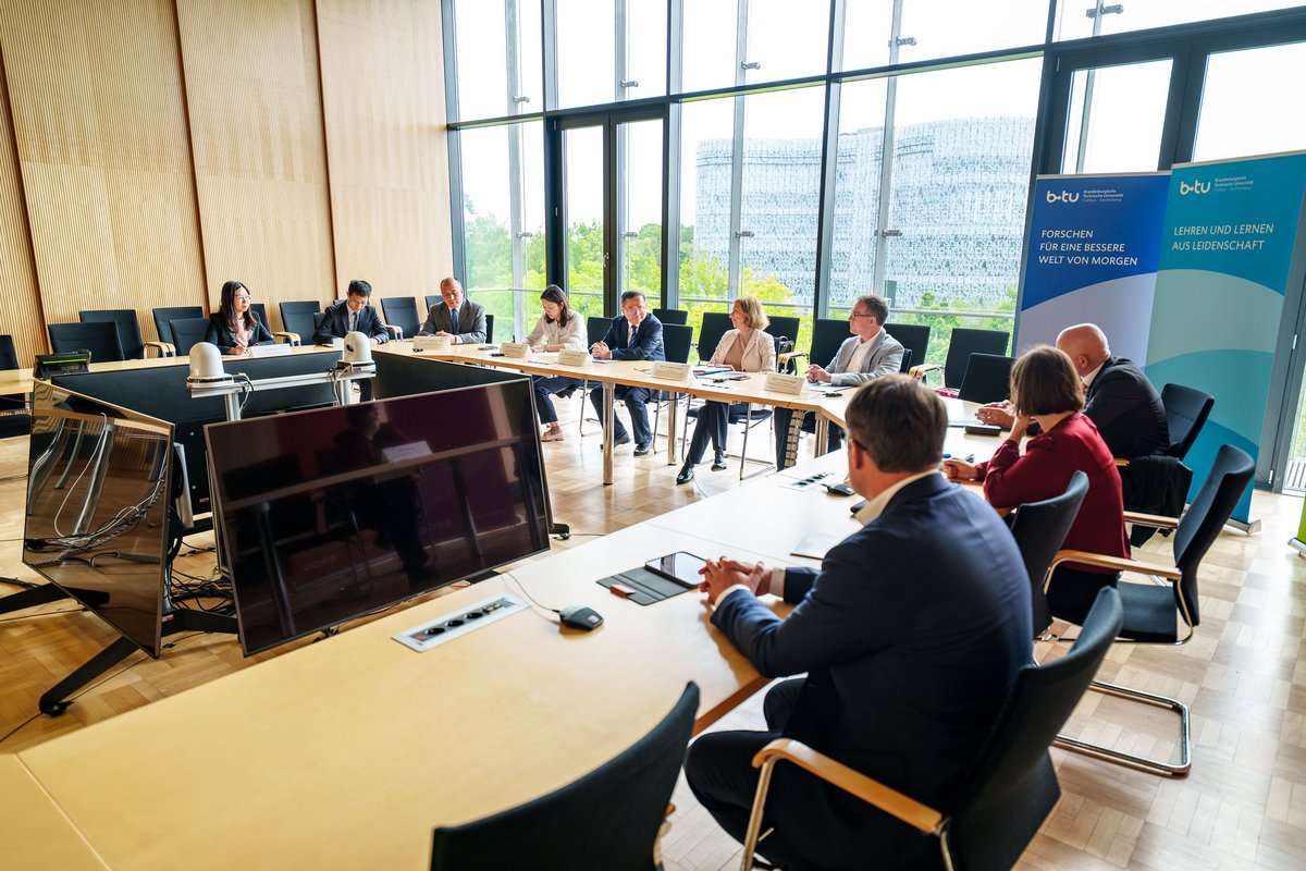 in großer Runde im Senatssaal