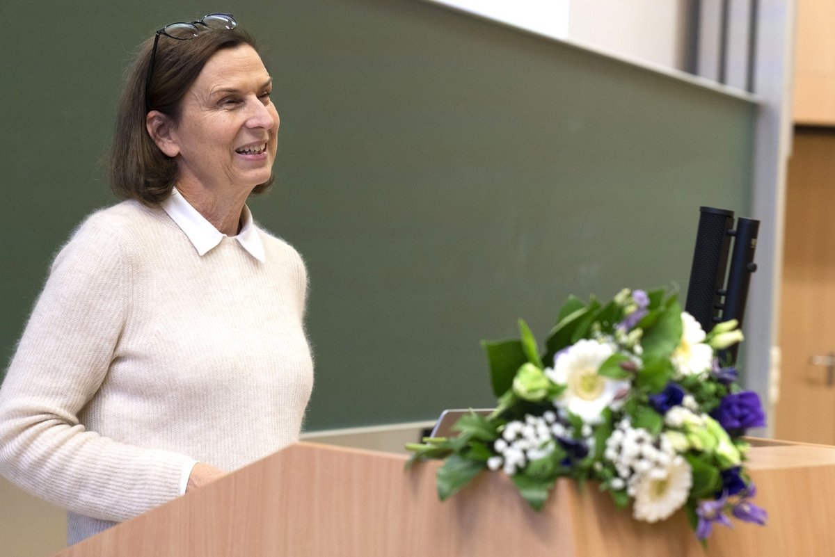 Die BTU-Präsidentin Prof. Dr. Gesine Grande spricht am Rednerpult.bei ihm Grüßwort,