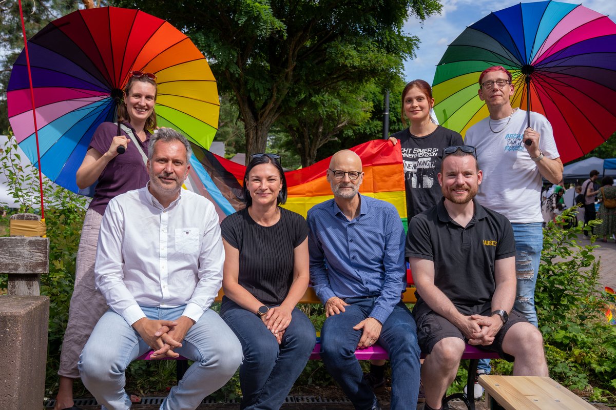 Sitzprobe auf der neuen Regenbogenbank