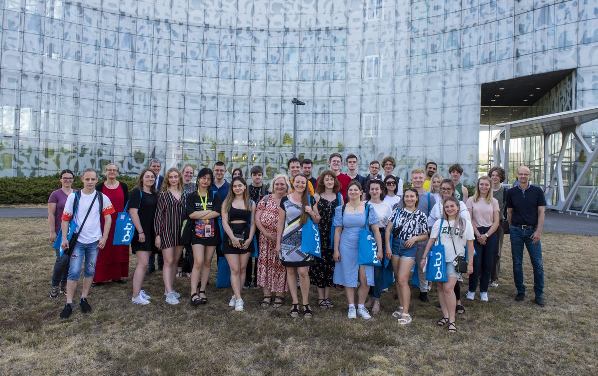 Gruppenbild der ersten Kursteilnehmer*innen