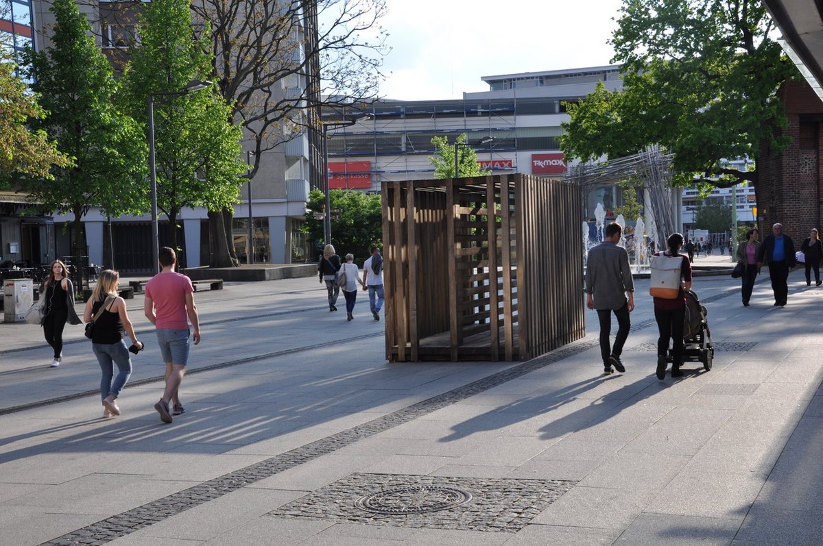 Die Skulptur am Platz am Stadtbrunnen.