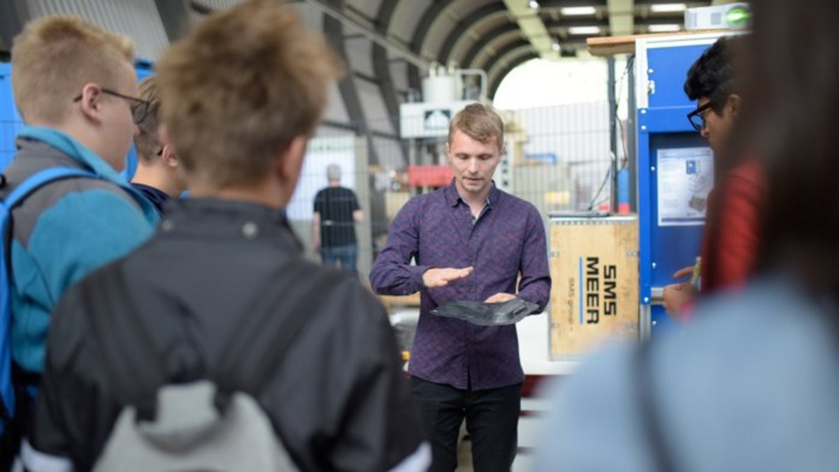 Studieninteressierte erkunden neueste Entwicklungen in der Materialforschung