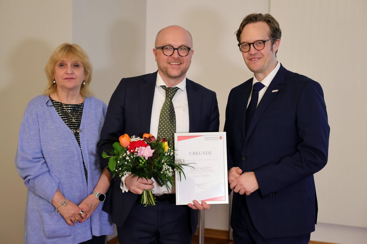 Auf dem Foto (von links): die stellvertretende Vorsitzende der Senftenberger Stadtverordnetenversammlung Kerstin Weidner, der Kanzler der BTU Robert Denk mit der Urkunde für Prof. Peer Schmidt, Senftenbergs Bürgermeister Andreas Pfeiffer.