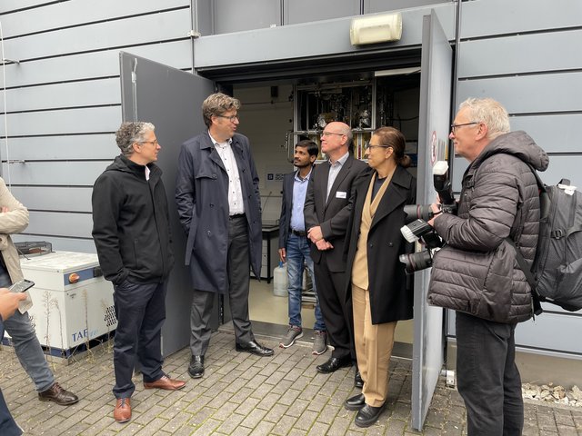 Die beteiligten Akteure betrachten gemeinsam das Wasserstoff-Forschungszentrum an der BTU Cottbus-Senftenberg.