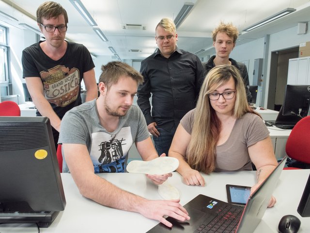 An dem Projekt zur Untersuchung von Parkinson Therapien beteiligte Studierende bei der Arbeit am PC.