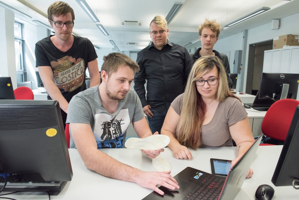 An dem Projekt zur Untersuchung von Parkinson Therapien beteiligte Studierende bei der Arbeit am PC.
