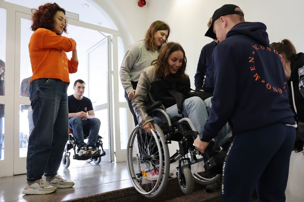 Jugendliche überwinden eien Treppe in Rollstühlen. Foto: Steffen Rasche