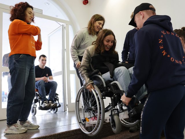 Jugendliche überwinden eien Treppe in Rollstühlen. Foto: Steffen Rasche