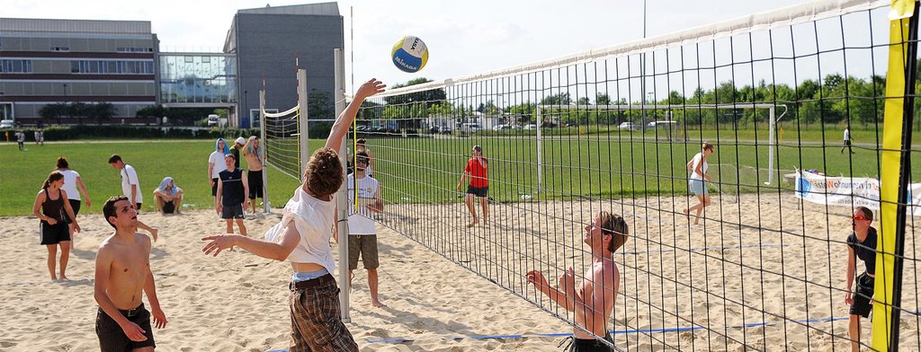 Studenten beim Volleyball organisiert durch den Unisport