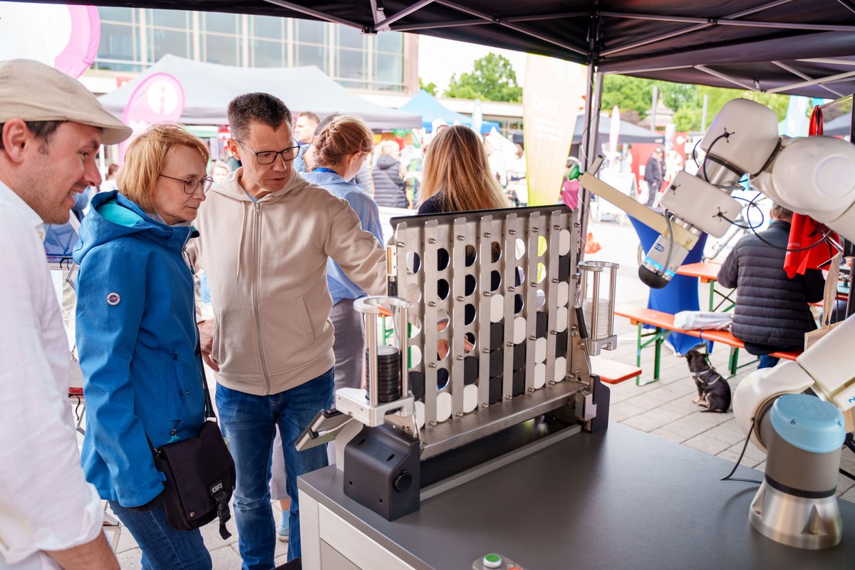 Playing four wins against a robot - that was possible with KLĔB A SOL 2025!