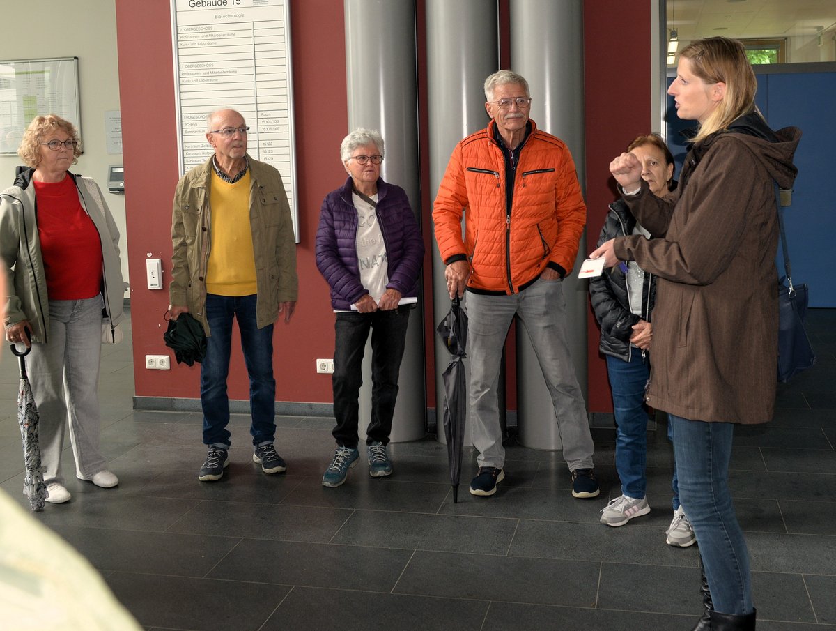 Dr. Anne Lutter informirt in der Biotechnologie.