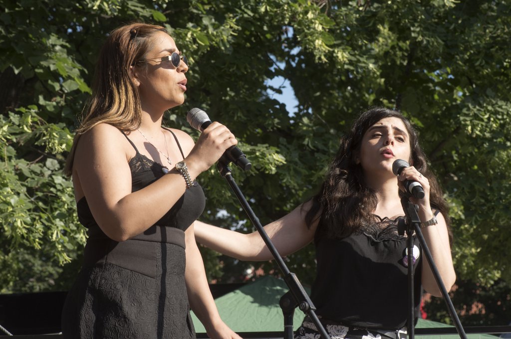 Zwei Studentinnen bei ihrem Gesangsbeitrag