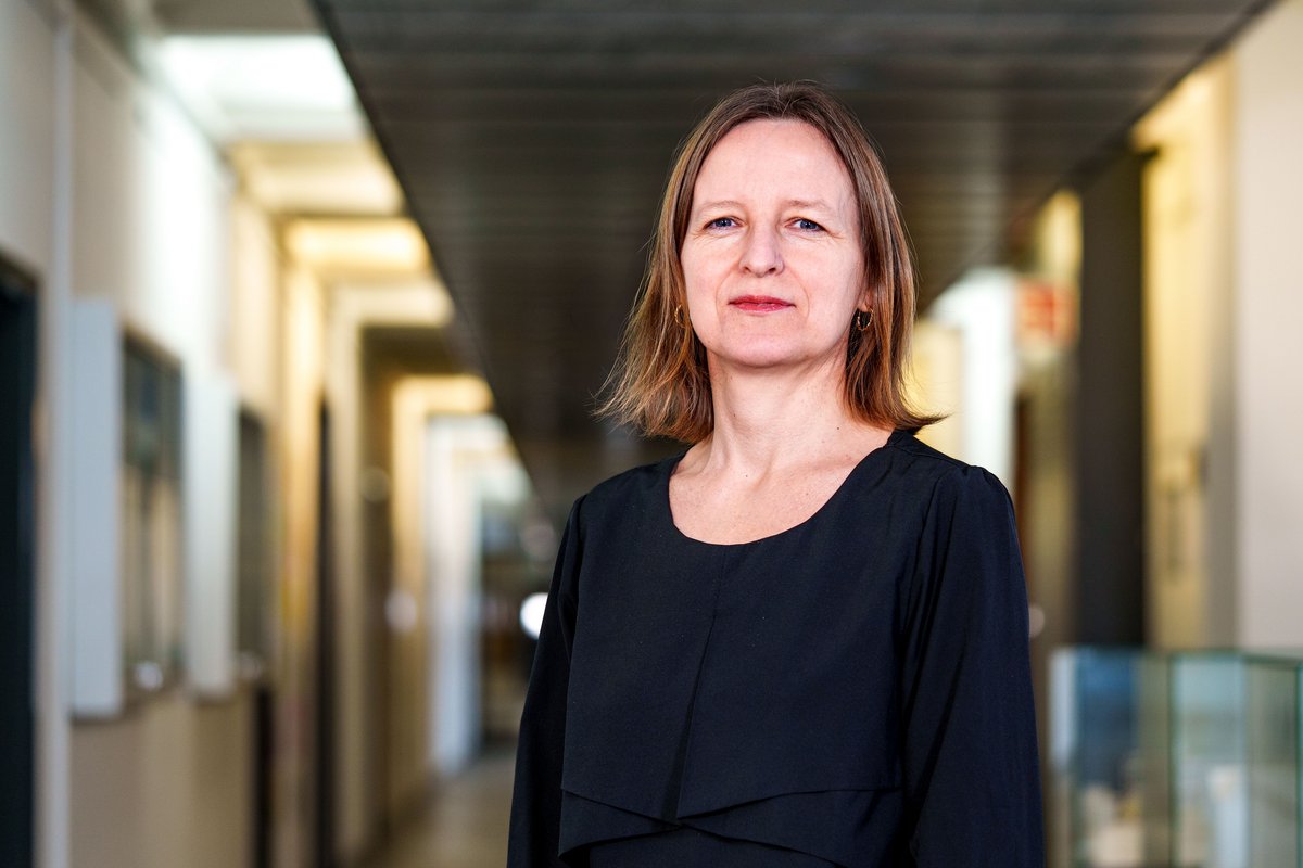 Frau Rütting, die Vorsitzende des PhD-Auschusses, trägt eine schwarze Bluse und schaut mit einem Lächeln direkt in die Kamera.