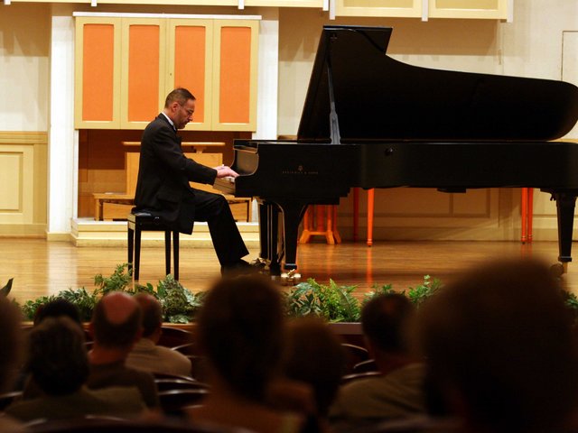 Prof. Glemser am Klavier