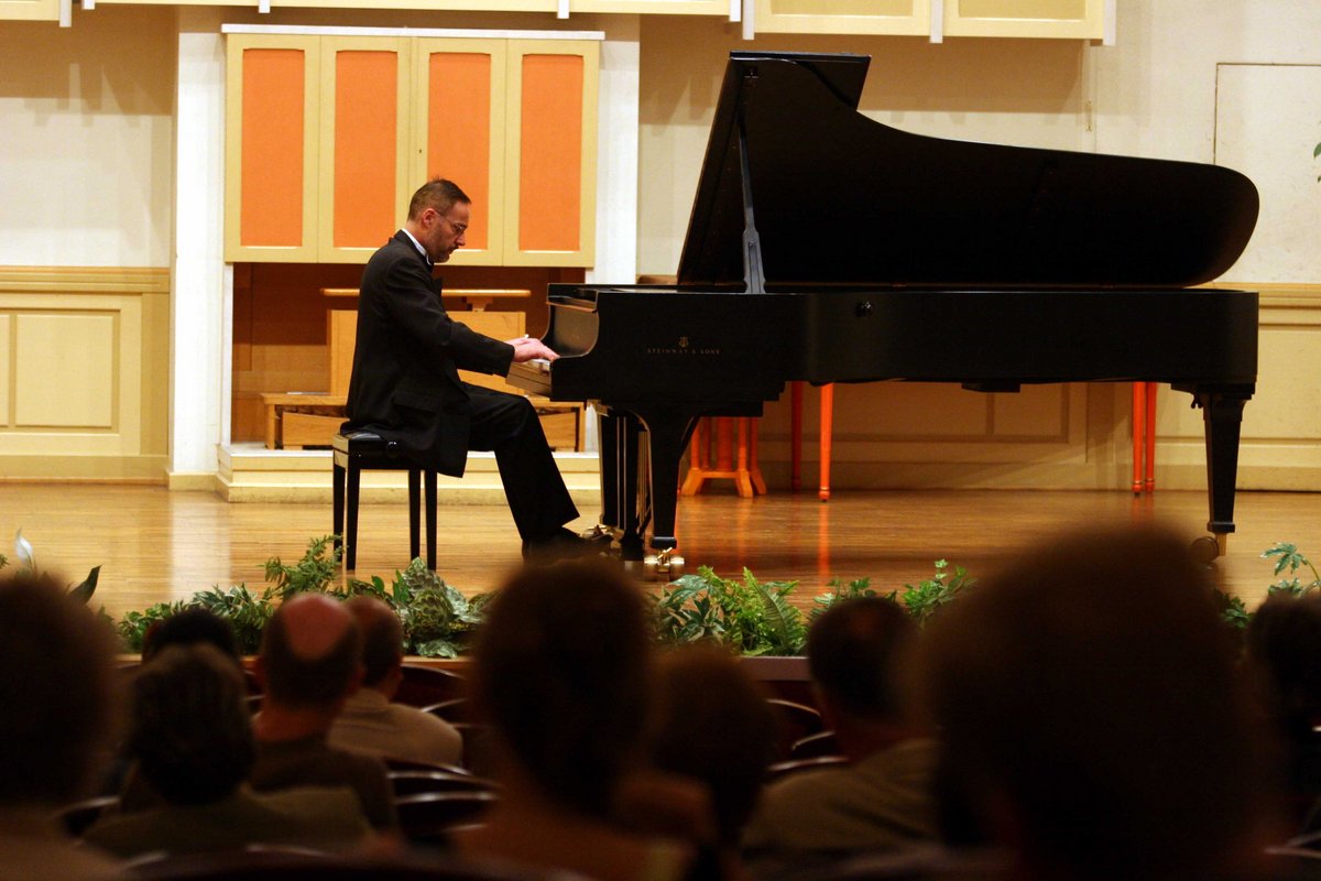 Prof. Glemser am Klavier